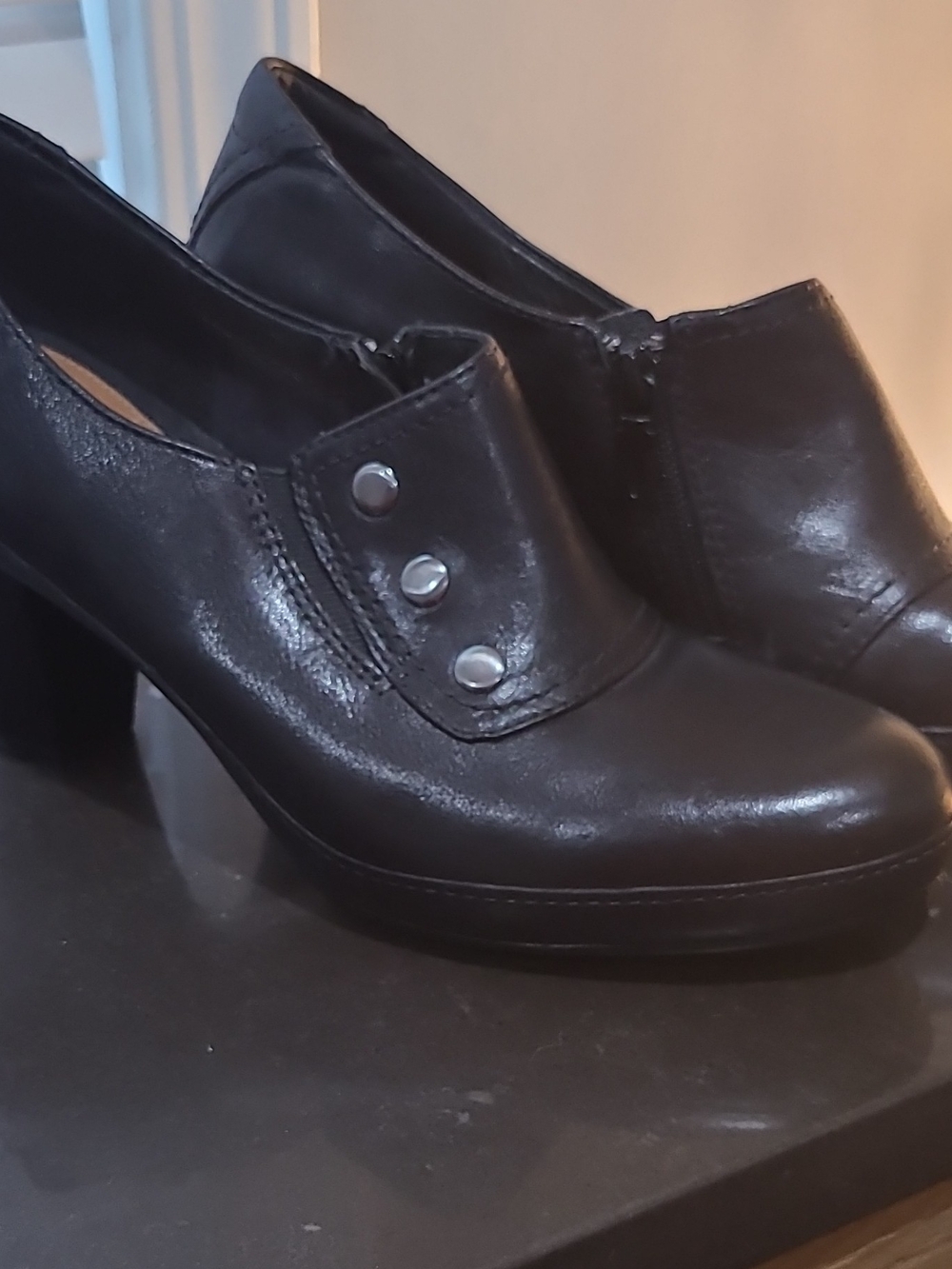 Clarks Artisan Women’s Black Leather Ankle Bootie Slip-On Round Toe 8M